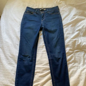 Levis jeans - Mörkblåa jeans från Levis i storlek 28. Använda fåtal gånger. Nypris: 1000. Mitt pris: 450