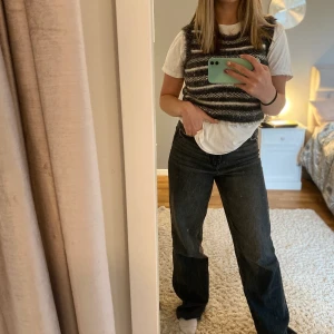 Trendig väst från Zara - Säljer denna populära väst från Zara. Endast använd en gång så nyskick!