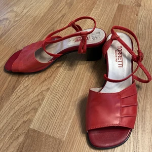 Finsko Toretti - Finsko från Toretti, Made in Italy, stl. 35. Låg klack, använda en gång, i nyskick.