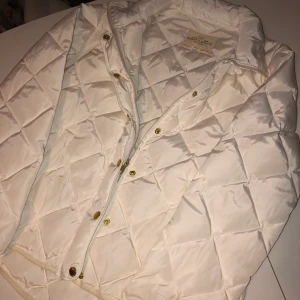 Snygg vinterjacka! - Vit jacka från Lindex 