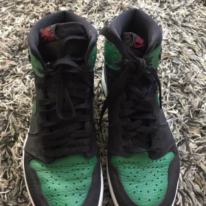 Air Jordan 1 high Pinegreen - Säljer mina Jordans i färgen Pinegreen, storlek 41. Använda vid 2-3 tillfällen, men säljer billigare då kartongen av misstag har kastats. 