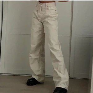 Jeans - Säljer dessa extremt snygga jeansen från Zara i strl 36.
