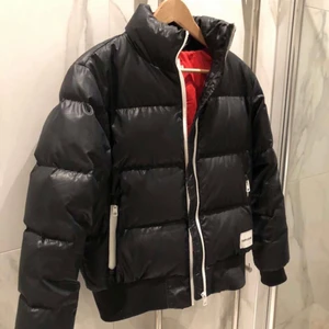 Jacka  - Säljer min drömjacka från Calvin Klein i storlek S. Den är bara använd några gånger och i mycket bra skick. Ordinarie pris: 2500 kr, mitt pris: 600 kr + frakt💕