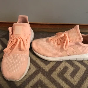 Adidas - I jätte fint skick! 21cm i innermått.