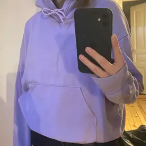 Så snygg hoodie köpt från weekday, lite oversized i modellen💜 jättefint skick