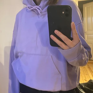 Lila hoodie  - Så snygg hoodie köpt från weekday, lite oversized i modellen💜 jättefint skick