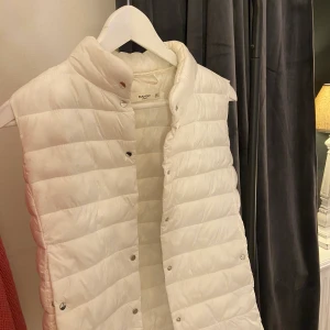 Vit dunväst - Vit dunväst från Mango storlek S