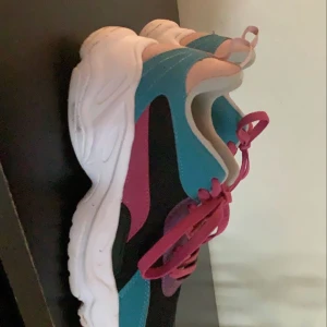 Skor - En par superfina skor, väldigt bra skick och endast använd 1 gång. 