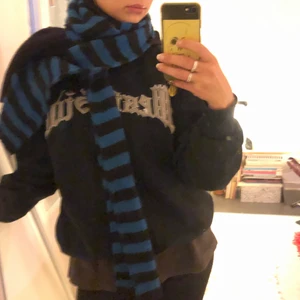 Randig halsduk  - Blå-svart randig halsduk. Den är lång och smalt stickad och super fin i vinter! ✨✨ frakt tillkommer eller möts upp i Stockholm C✨✨
