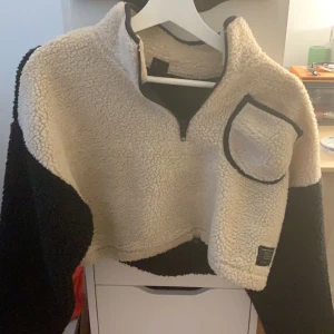 Cropped kvart zip tjock tröja från Urban Outfiters  - Använt 3gånger