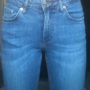 Blåa jeans - Slitna längst ner på dom! FRAKT INGÅR INTE I PRISET!