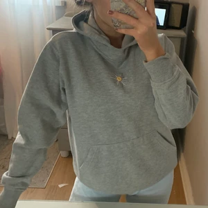 Finaste ljusgrå hoodien - Så skön hoodie med en blomma som jag själv har broderat på✨storlek XS, pris 60kr+frakt