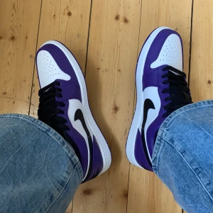 Jordan 1 Low - Endast testade inomhus. Size 42,5. Tänker mig 2000kr. Men kom annars med bud :)