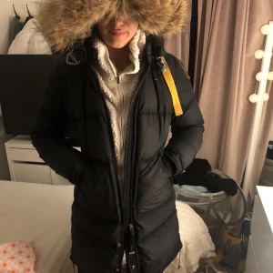 Parajumper 2000kr - Använde den bara i ett år, xs säljer för billigt pågrund av att den har en pytte liten repa