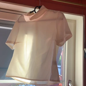 Satin topp - Säljer en satintopp från godske! Hör av er för fler bilder eller om ni har frågor!🌸