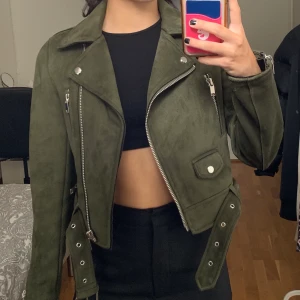 Mocka jacka från Zara - Mocka jacka från zara. Använd fåtal gånger. Säljer för att jag inte längre använder. Strl XS. Köp direkt 