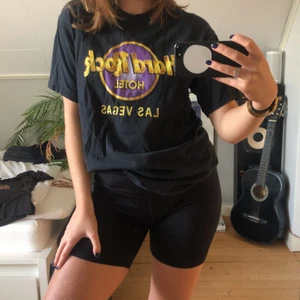 Hard Rock Hotel t-shirt - Hard Rock Hotel t-shirt köpt second hand. Köparen står för frakt.