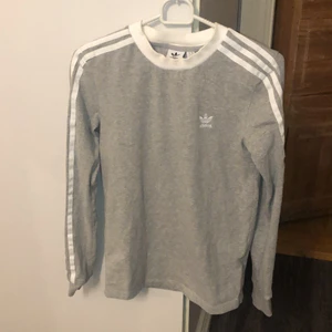 Adidas tröja - Jätte fin å mysig tröja som e stretchig. Säljer då den inte kommer till användning längre💕
