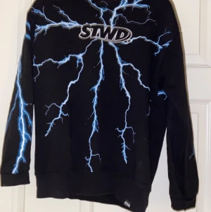 Blixt tröja - Tröja från Pull & Bear köpt på zalando! Endast använd 1 gång! Unisex så lite rakare i modellen!  Storlek S men passar M! 