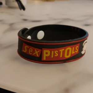 Sex pistols armband - Armand som man kan ändra storlek på. Frakt ingår!