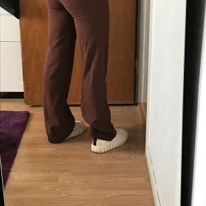 kostymbyxor - Säljer dessa skitnajs kostymbyxor från nelly!! storlek 32 men passar även mig som brukar ha 34/36😊 riktigt perfekta höst byxor✨ Köpta för 300kr säljer för 150kr💕💕