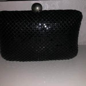 Svart glitter väska - Fin att ha när som handväska om man ska ut och äta eller gå på fest! Använt denna 1 gång och har legat i min garderob sen dess. Går att ha med och utan kedja