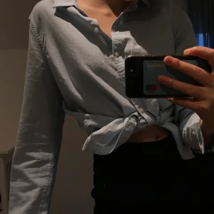 Skjorta - Fin ljusblå skjorta från gina tricot i fint skick. Går att styla på massa olika sätt. Kan mötas upp i Karlskrona och frakta. Betalning sker via swish.