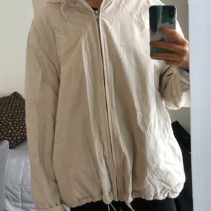 Oversized jacka - Supersnygg beige jacka. Varm och perfekt till hösten:) Möts upp eller fraktar.