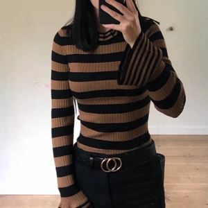 Långärmad tröja från Gina Tricot strl S - Helt oanvänd långärmad tröja med volanger i ärmarna samt kragen. Prislappen sitter kvar. 50kr frakt.