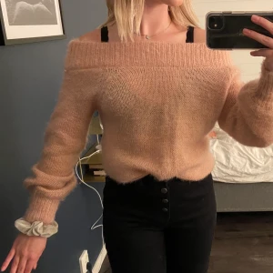 Stickad offshoulder tröja i stl XS  - En stickad off-shoulder tröja från Ginatricot, lite för liten över axlarna för mig. Sparsamt andvänd. Betalning sker via swish. Pris kan diskuteras. Köparen står för frakt.