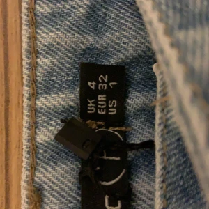 Ett ljus blåa jeans. Aldrig använda precis fått hem dom🤪   Dom är jättebra sick - Jättefina byxor och köparen står även för frakten💞det kan bli budgivning 