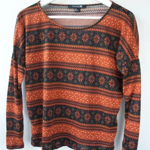  - Forever 21 tröja med juligt/höst mönster i orange brun. Storlek small.  

Bara att fråga om ni undrar något!
Kan mötas upp på söder
Frakt 40kr