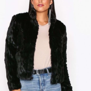 Snygg varm jacka från only  - En jättesnygg jacka som är köpt från Nelly men är ifrån only. Varm och mysigt och perfekt under vintern. Ordinariepris 899kr. Den är i storlek s och är verklig i storleken 