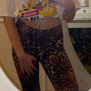 Tränings tights  - Ett par super fina leopardmönstrade tränings tights i skit fina färger🧡💚 använda men i bra skick! Skönt material med bra stretch! Inte riktigt högmidjade men inte lågmidjade heller! Köparen betalar frakten! 