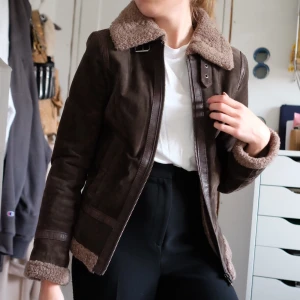 Jofama jacka - Jofama jacka i läder/mocka, strl 36, funkar mellan höst och vintern. Använda typ 5 gånger