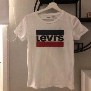 Levis T-shirt  - Röd blått Levis tryck, superfint skick. Använd men bevarad 