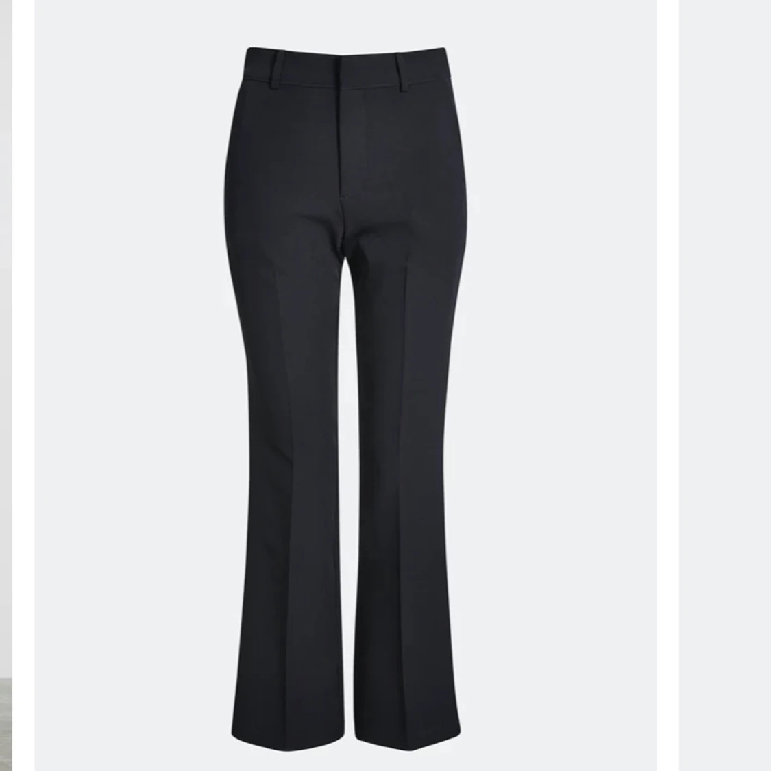 Svarta, flare kostymbyxor