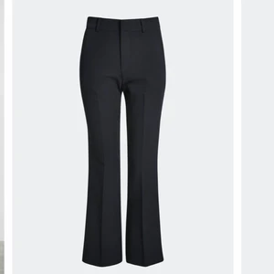Svarta, flare kostymbyxor - Kostymbyxor från BikBok i storlek XS. Säljs pågrund av att de ej använda (har använts två gånger) och fel passform på min kroppstyp. SUPERSKÖNA och bra kvalité, passar perfekt för skola och fest. Fickor bak och utsvängda nertill. Finns även i vit & beigt
