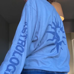 Oanvänd oversized sweatshirt  - Säljer denna snygga blåa tröjan från Pull &  Bear med ett ascoolt stort tryck på baksidan + texten ”astrological” på ena ärmen! Den är oversized och helt oanvänd (färgen är lite ljusar blå i verkligheten)! Köpte förra vintern och har inte använt sen dess och är därför i toppskick🌟🌟 Storlek M men passar även mig som har storlek S (beror på hur ”oversized” man vill ha den). Säljer nu för 30kr + frakt (kan möts upp i Stockholm)🤍Bud: 120