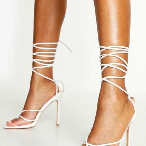 Sandaletter med tårem och snörning, s.38 - Ett par höga klackar. Jag har bara använt de en gång.