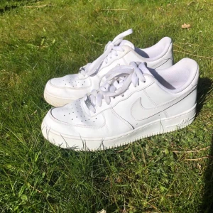 Nike air force - Säljer mina Air Force 1 i storlek 42 på grund av att dom är för stora för mig. Dom är använda max 10 gånger och är i bra skick. Frakten ingår i priset😊