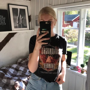 Gina T-shirt  - T-shirt från Gina tricot med coolt print🤍 säljer för används inte längre, storlek S💙 frakt är inräknad i priset