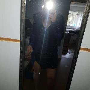 Fest klänning  - Skit snygg glitter klänning, aldrig använd tyvärr, ST M sitter bra på kroppen.