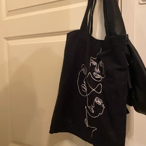 Tygväska - Tygväska. Fint skick, säljes för 50kr. Du står för frakt