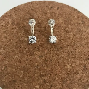 Öronhängen  - Superlyxiga oanvända silveröronhängen från Tomas Sabo. Startbud är 200, vid fler intresserade gäller bud. Nypris:1300kr 