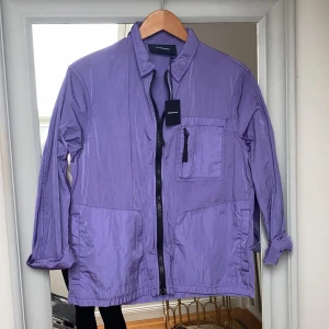 Peak Performance ny! - Säljer denna helt nya peak performance jacka i stl M (lapparna kvar) då den inte kommer till användning. Superfint lite metalliskt material! Kan bjuda på frakten vid smidig affär!🥰