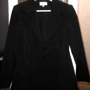 Blazer - Svart Blazer som jag ärvt. Storlek 40 men är snyggt oversized på mig som brukar ha S (36) och är 168 lång. Passar lika bra med byxor som till korta shorts.  Köparen står för frakt. 