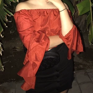 Röd axel lös fin tröja - Strl S, har användts ett fåtal gånger. Det finns några sömmar i ärmarna som har gått upp men inga hål. Den är väldigt stretchig så den funkar både för 34/36. Köpare står för frakt!