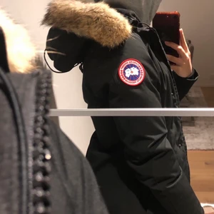 Canada Goose Victoria Parka - Canada Goose jacka, modell Victoria Parka. Är köpt 2018. Jackan är i bra skick! Jag säljer jackan då den inte passar mig längre. Frakten ingår inte i priset.