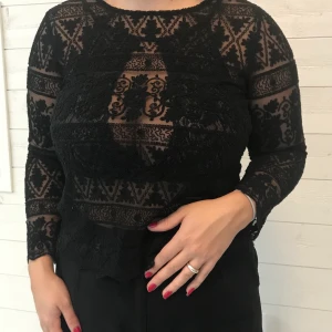 Spets tröja med brodyr - Långärmad tröja från Ralph Lauren med brodyr. Använd ett fåtal gånger. Storlek M. Kontakta vid intresse💓 Frakt tillkommer!